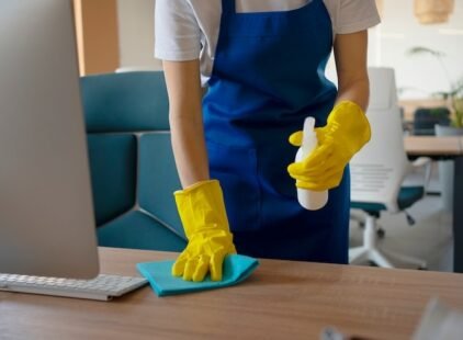 oficina-limpieza-persona-servici